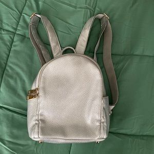 💙💙 Silver mini back pack purse💙💙